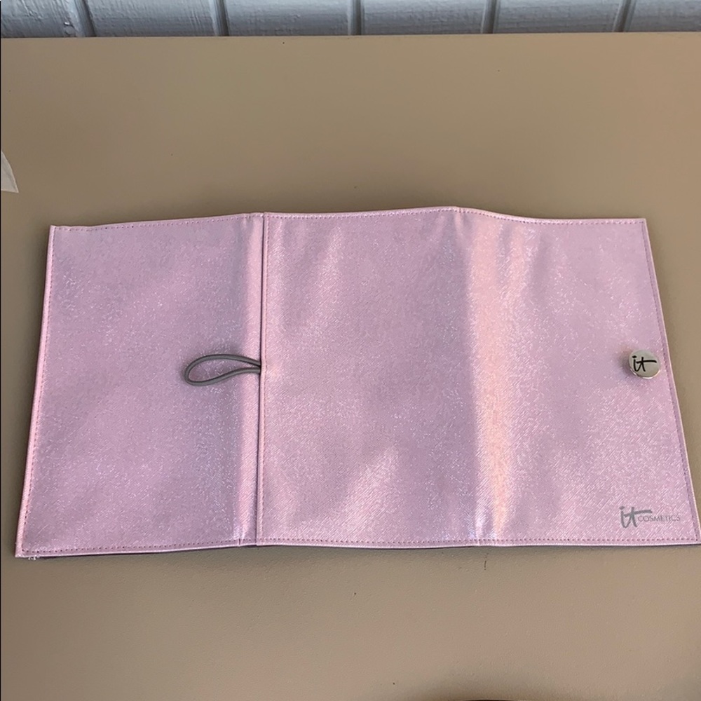 IT COSMETICS BRUSH CASE